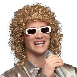 Blond parochňa speváčka s okuliarmi